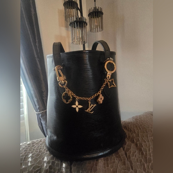 Louis Vuitton Handbags - LOUIS VUITTON Authentic Epi small Black🖤Bucket